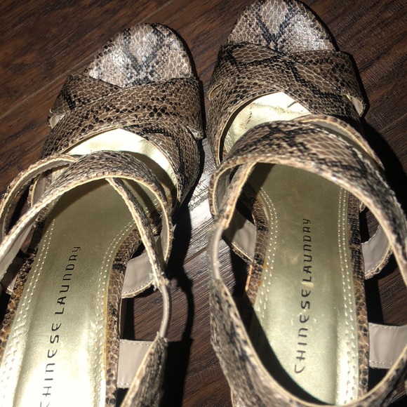 Size 7 and 1/2, snake print wedges - Picture 3 of 5